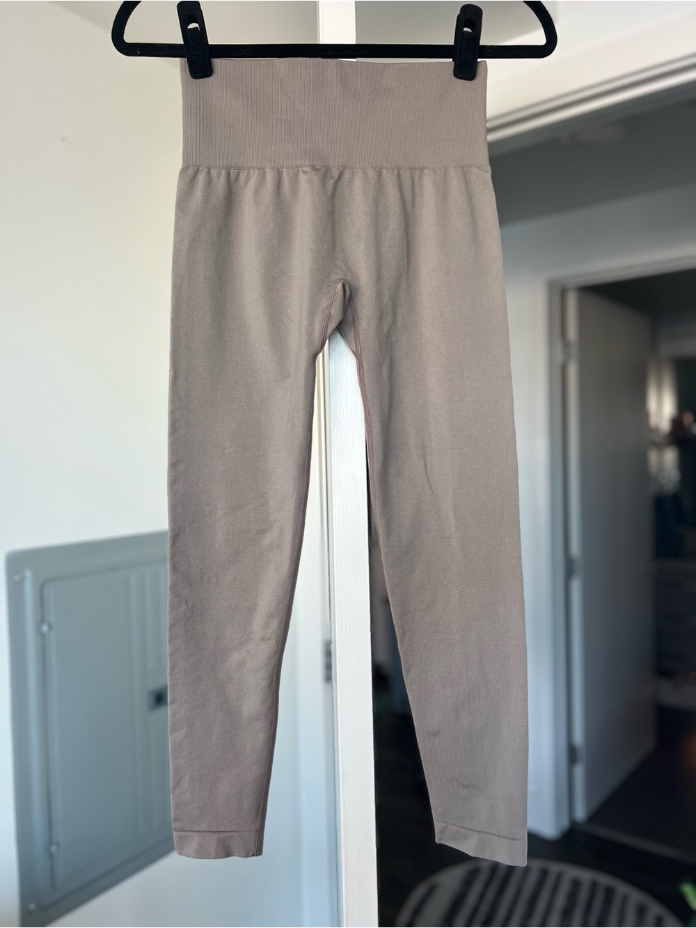 NVGTN Seamless Leggings No Front Seam Taupe Size Small